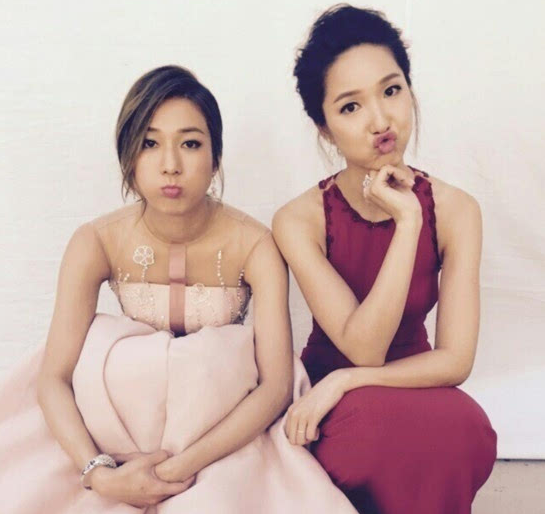 钟嘉欣晒与李亚男合照素颜出镜皮肤白皙亲昵搂腰环抱感情深