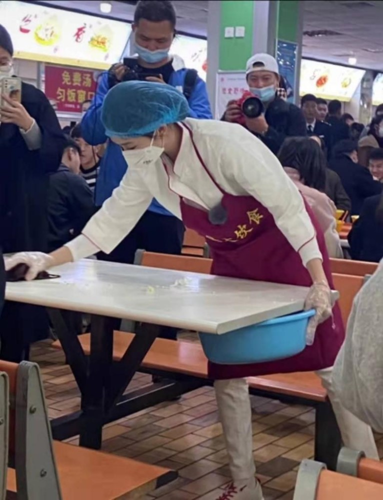 刘浩存化身食堂清洁大妈端盆擦桌动作娴熟友好互动毫无架子