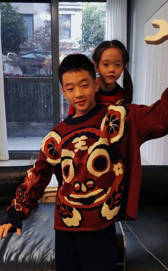 杨威晒一家五口幸福合照12岁杨阳洋长出小胡子又高又帅