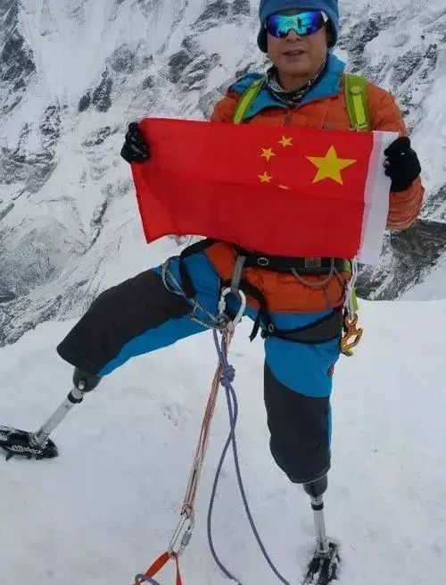 第一位靠假肢成功登上珠穆朗玛峰的"硬核大爷",事迹感染无数人_腾讯