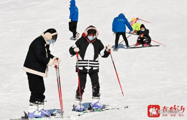 12月26日,在莒南县洙边镇茶溪川滑雪场,众多市民在学习滑雪,体验冰雪