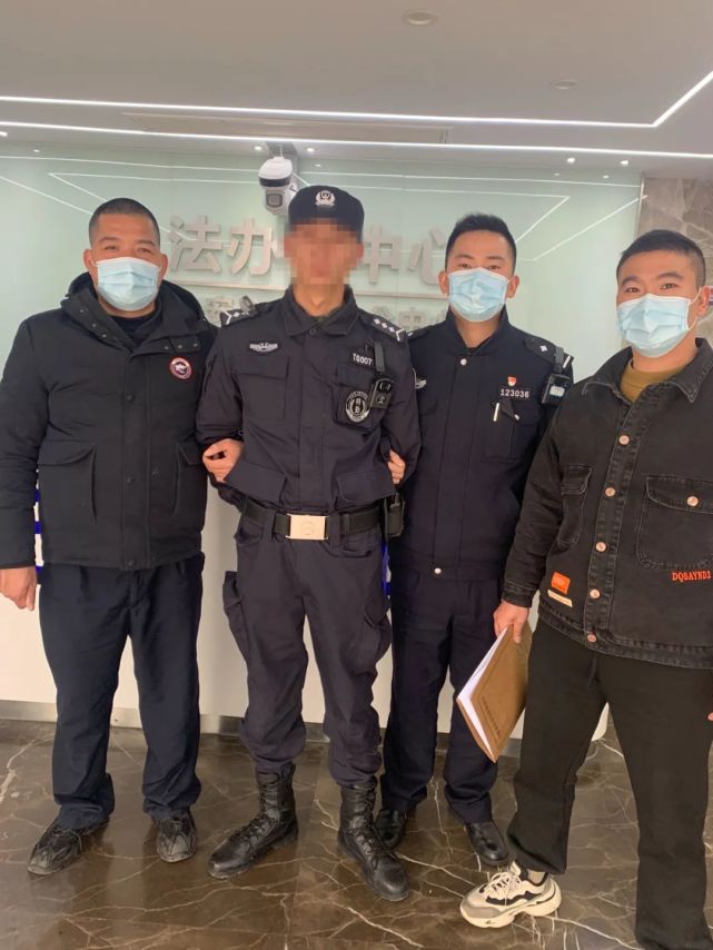 假特警在街上遇到真警察结局大快人心