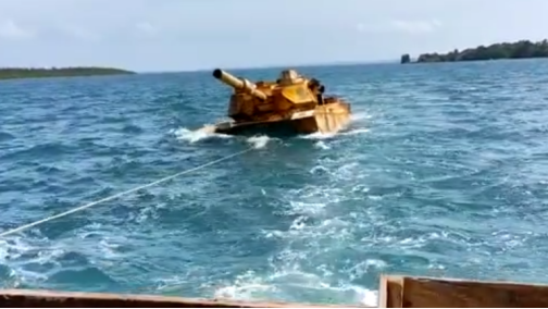 在印度尼西亚附近的纳土纳海海面漂浮的神秘“坦克”已被成功打捞上岸(图1)