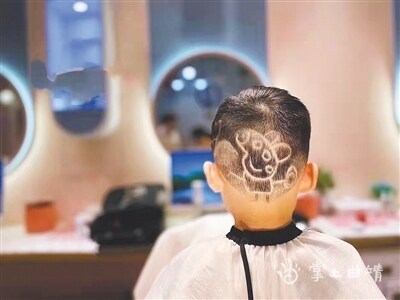 麒麟区麒麟巷的一家儿童理发店发现,孩子们被这里可爱的设计风格吸引