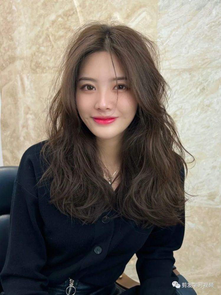 2022"氛围感烫不卷"发型超减龄显高级_腾讯新闻