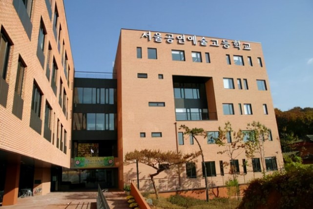 出生于韩国顶级财阀世家,那所培养出秀智,雪莉,吴世勋等人的首尔艺高