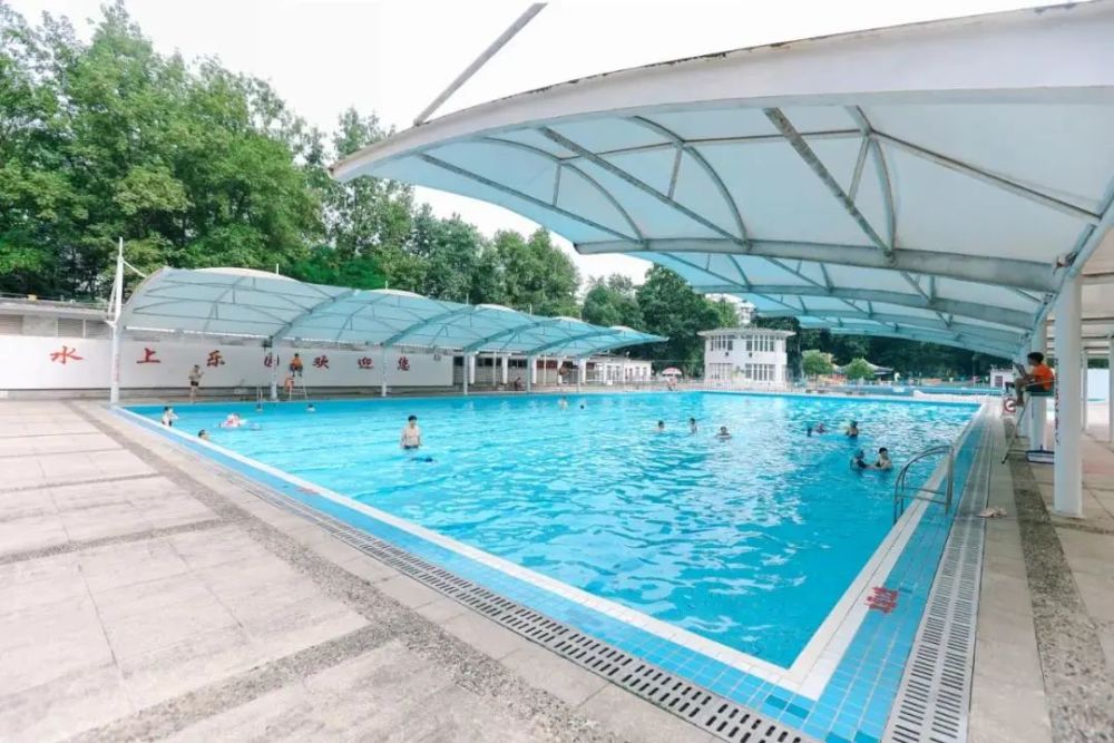 已经三十余年,陪伴了几代武汉人的成长而解放公园游泳池自1986年建成