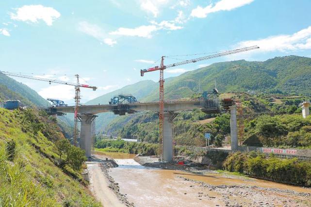 "绿巨人"飞驰大凉山——成昆复线凉山州冕宁米易段建设侧记