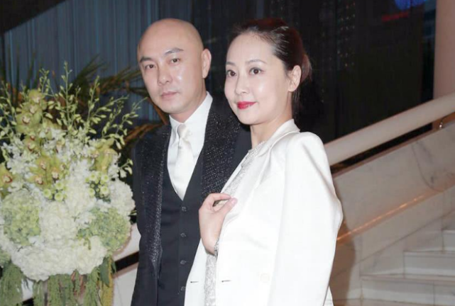 张卫健带妻子吃大排档张茜满脸沧桑似路人夫妻结婚14年无子