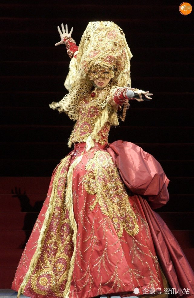 刘培基为梅艳芳选择红配金,喜气洋洋的色泽.