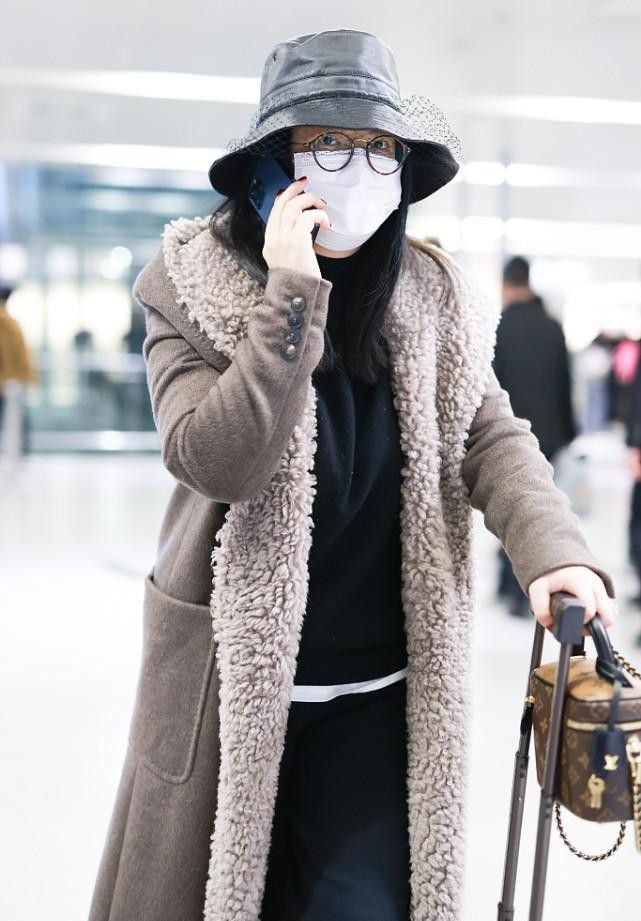 李湘冬天也穿得挺霸气身材虽然有点胖但超长大衣显得身形高挑