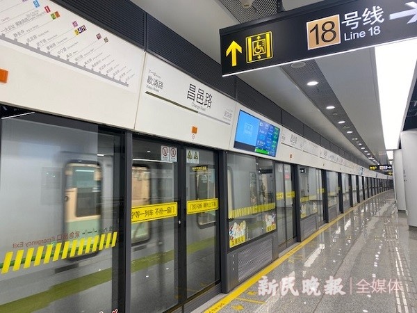 8时30分,记者进入14号线昌邑路站,这里是14号线和18号线的换乘站,两条