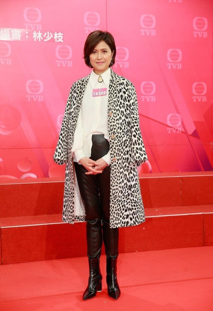 邵美琪的女人味可真足橘色包肩上衣秀出纤细腰身瘦了点更好看