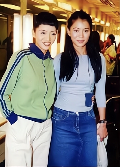 袁咏仪连续12年悼念梅艳芳,网友:照顾好自己