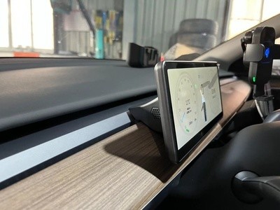 不喜歡特斯拉的導航,通過這個carplay,可以用高德,百度,騰訊多種地圖