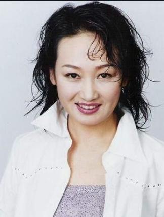 哈斯高娃:她是腾格尔前妻,曾为了家庭放弃事业,现离婚后再复出