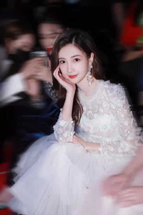 数月以前,小哈妹还和自己的好闺蜜,也就是陌陌平台