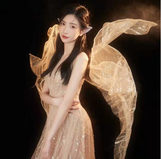 在直播间里,小哈妹可能是粉丝眼中的那个话痨,但生活