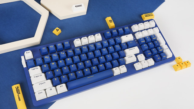 并且,这也是达尔优的首款静电容轴键盘,更是首款采用98配列布局