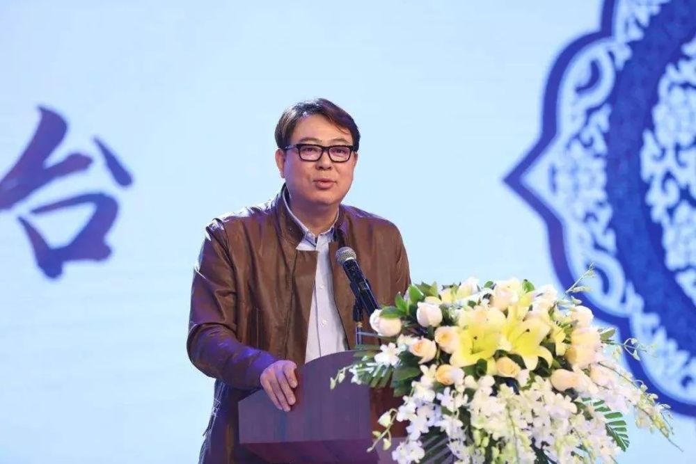 憨厚的高亚麟因为有着超强的可塑性,被导演慧眼相中,出演大反派嫪毐