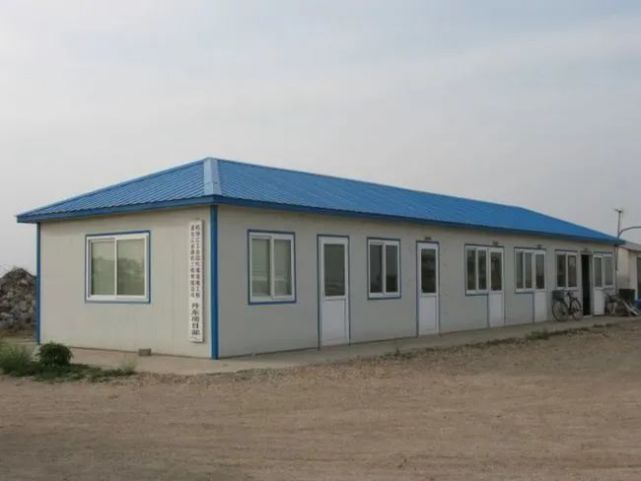 它建造时所需要的人力,物力成本极低,只需要打几个孔,将架子加起来