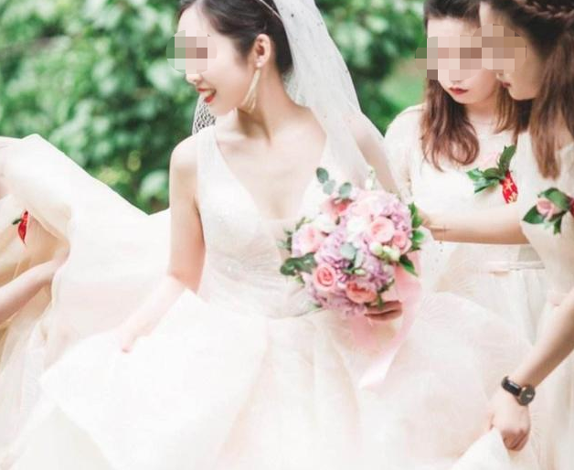 男子结婚当天前女友到现场跪求复合新郎做法赢得网友赞赏