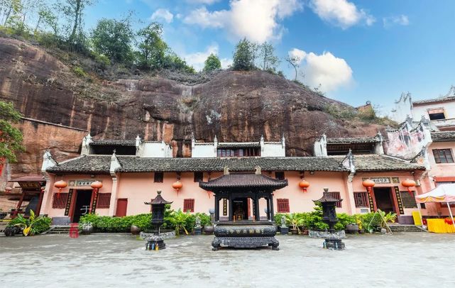 上面一排建筑有3扇门,分别是:左边的南禅古寺,中间的古罗田岩,和右边