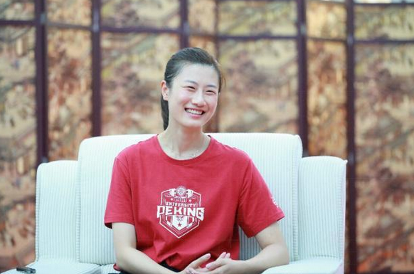 31岁丁宁退役后喜迎恋情!与1米85帅哥逛街约会,学业爱情双丰收