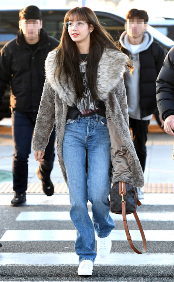 也都能够化解穿搭的臃肿与老气感,所以冬季不会打扮的女孩跟lisa学