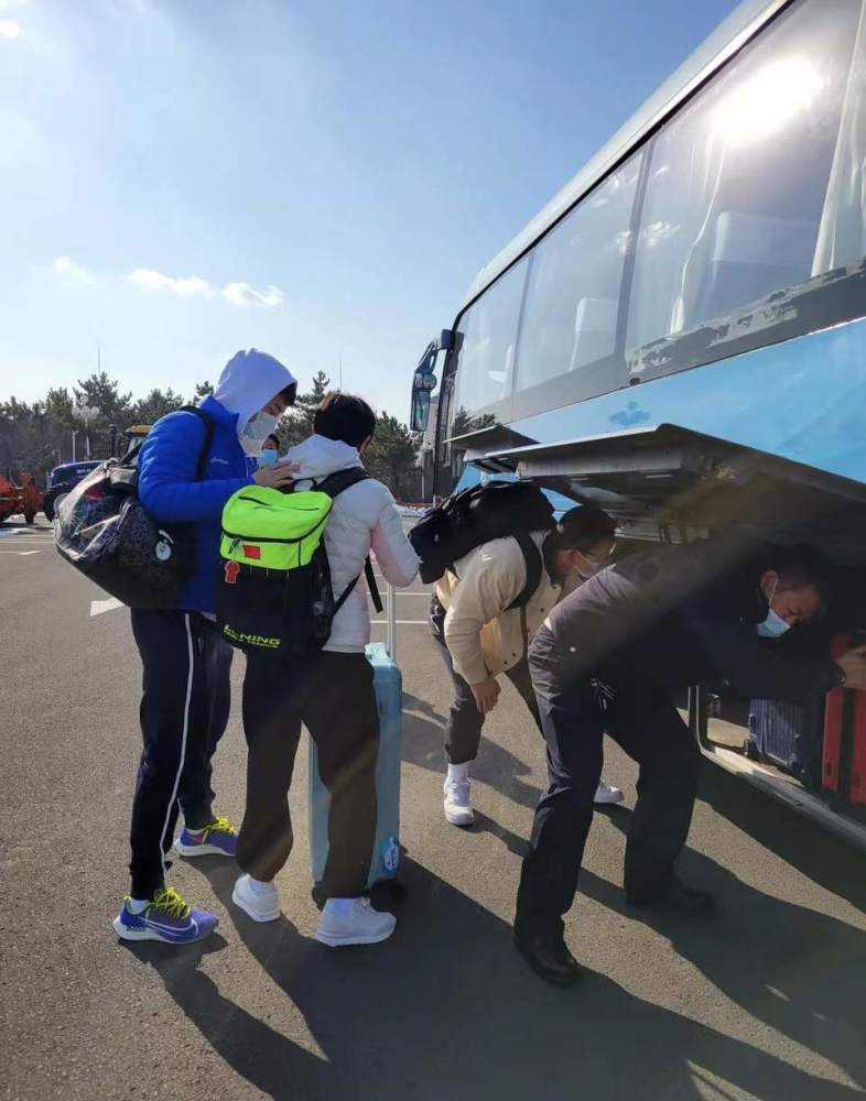 隔离结束孙颖莎出关抵达北京刘海太长挡眼睛被周启豪拍肩膀