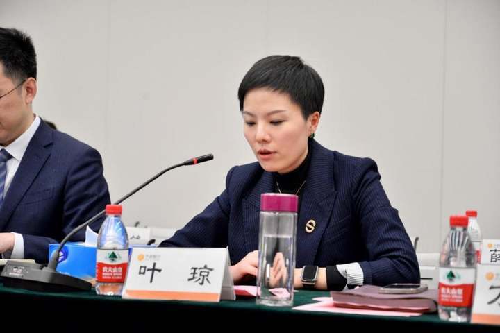 叶琼行长代表宁波银行杭州分行对省侨联代表团的到访表示热烈欢迎