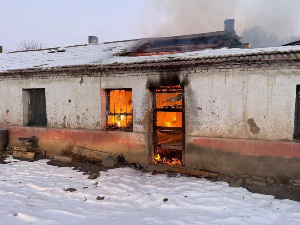 新疆一平房起火现场火光冲天