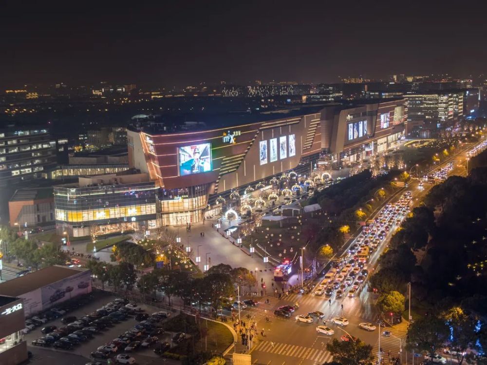 温馨提示:夜景虽美市民朋友们在欣赏时还是要切记不扎堆,不聚集一定要