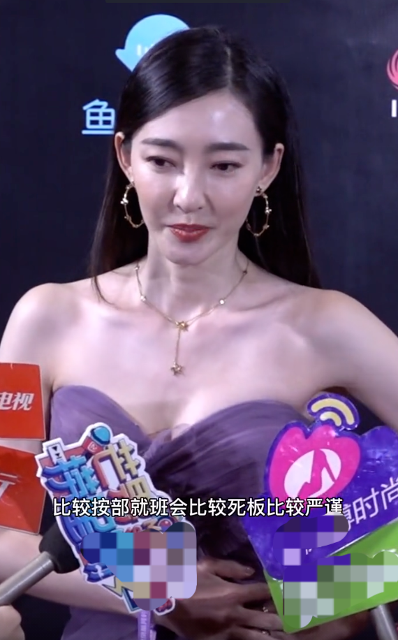 36岁王丽坤走红毯被冷到胃疼,在镜头前捂着肚子,说话声音显颤抖