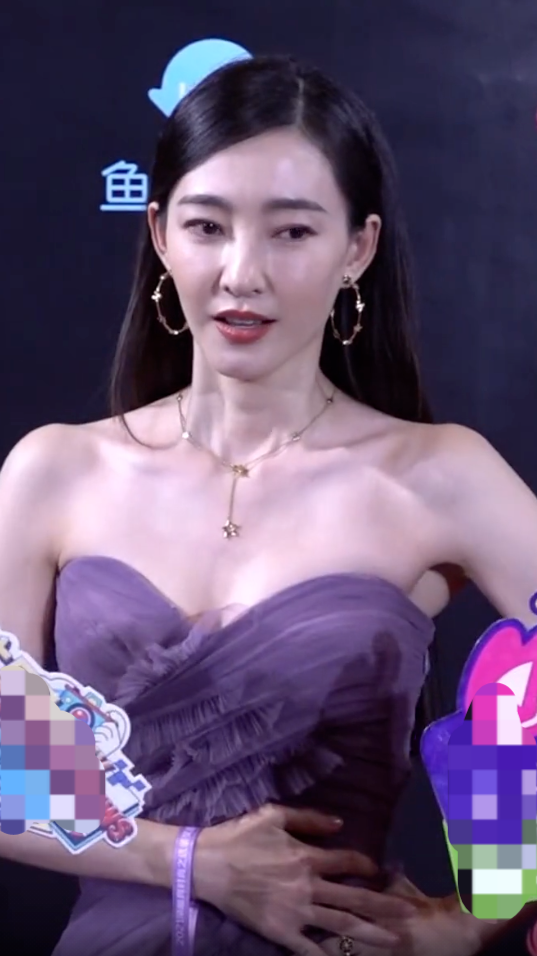 36岁王丽坤走红毯被冷到胃疼在镜头前捂着肚子说话声音显颤抖