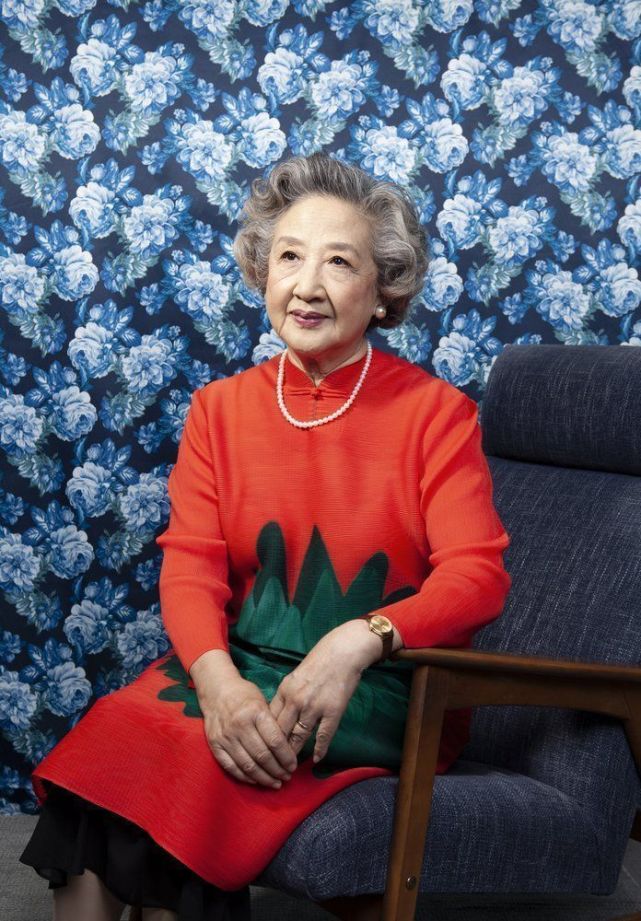 老年人穿红色太艳俗?瞧77岁的中国奶奶,着装鲜艳亮丽,照样高级