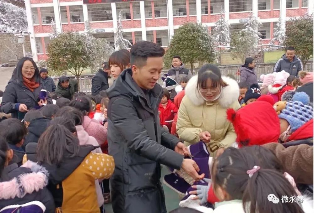 水竹乡爱心捐赠暖寒冬