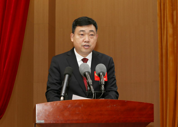 上午9时,肖民宣布大会开幕,全体起立,奏唱国歌.