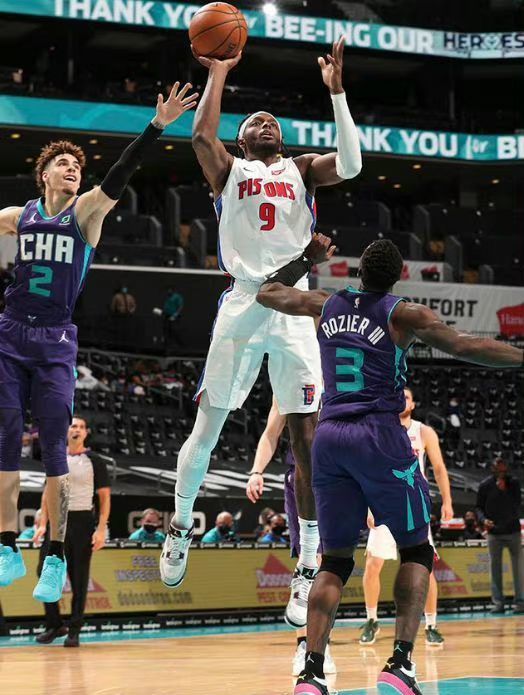 湖人欲交易活塞前锋格兰特,这笔买卖值不值?_腾讯新闻