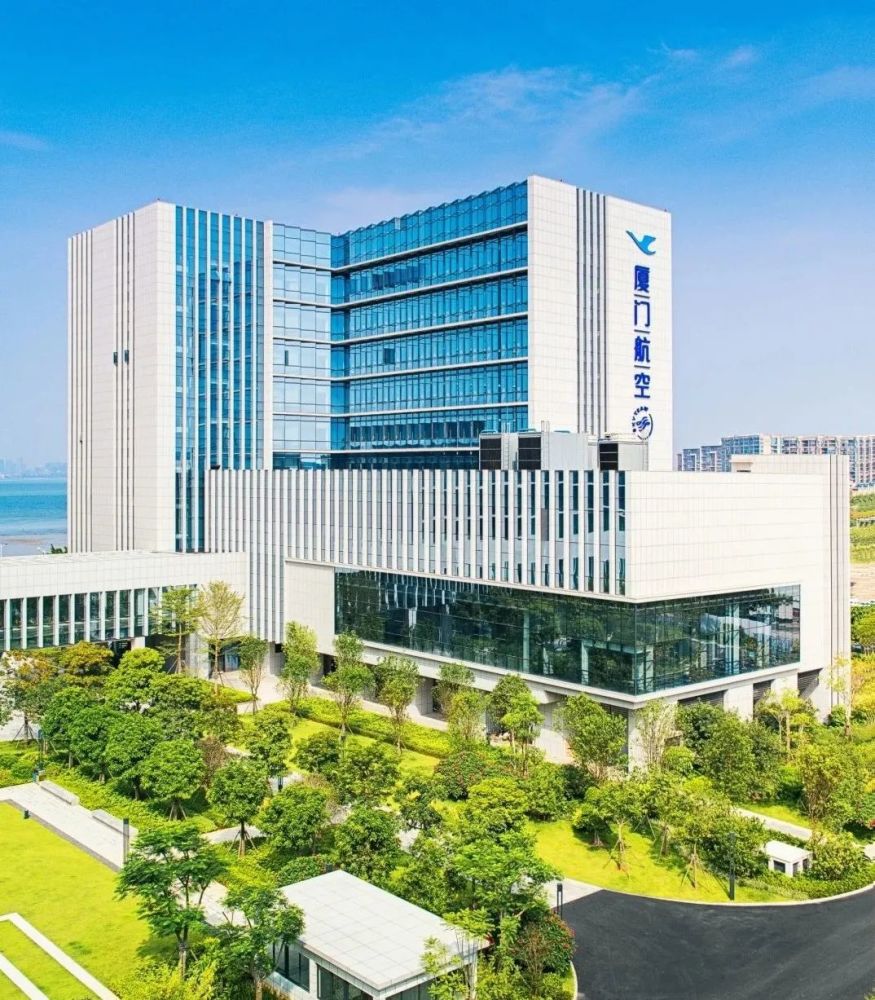 资料的,让你右手把形象审核的资料折起来拿着,就由厦航的空姐带你进去