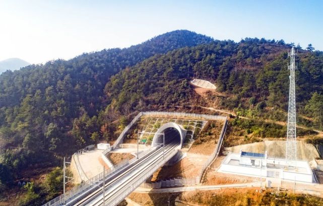 马尾山隧道马尾山隧道是安九高铁湖北段最长双向隧道,全长1.