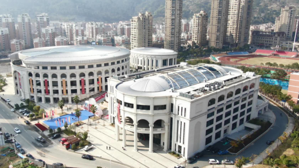 运动的热情,展现助力亚运风采,县体育中心在元旦期间免费向市民开放