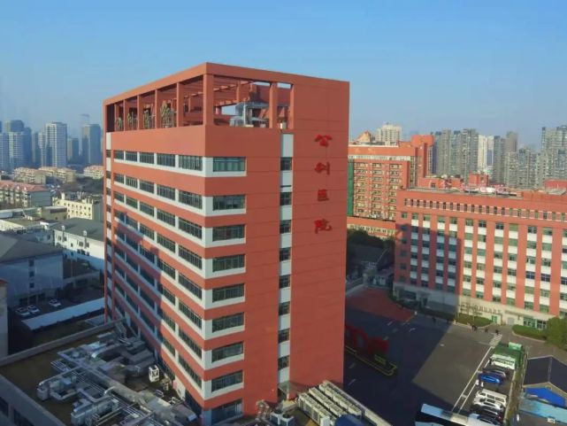 今天早晨,位于苗圃路边上的上海市公利医院的这栋12层新大楼,正式揭开