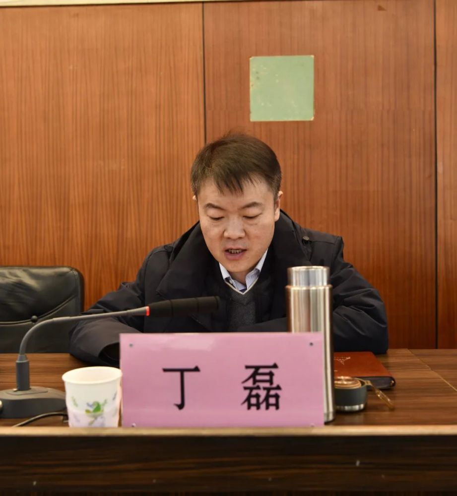 齐小刚宣读《河北省教育厅关于同意定兴广播电视大学更名为定兴开放