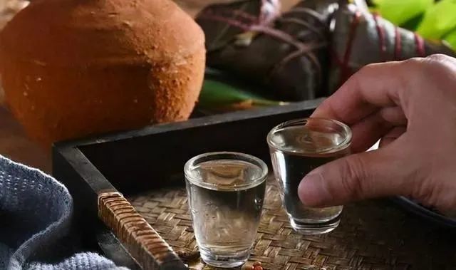 买白酒时别只知道茅台五粮液多囤这3种劲道香醇还不贵