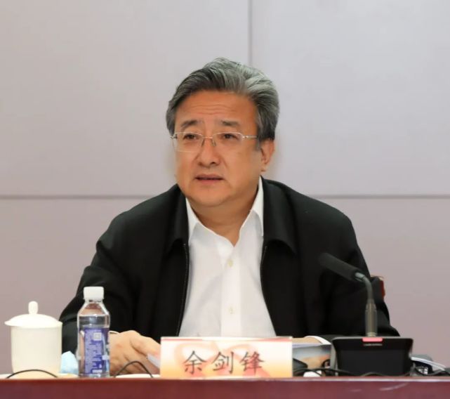 主持会议;集团公司党组副书记,董事李清堂,党组成员,副总经理曹述栋