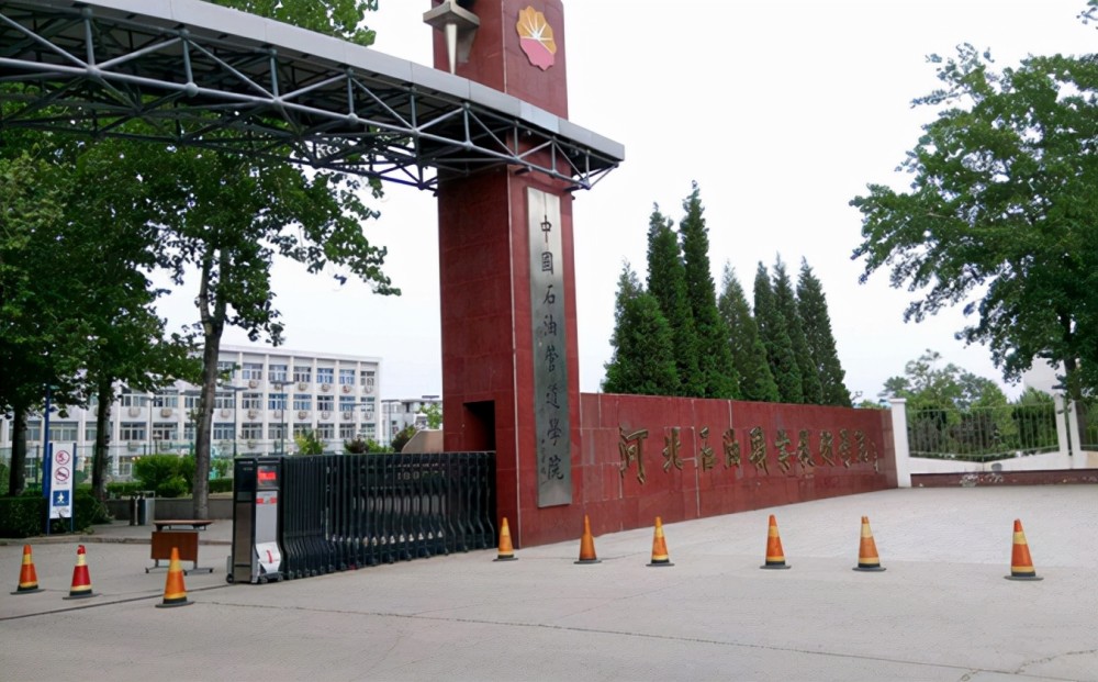 1984年潘石屹从中国石油管道学院毕业,当时是被分配到体制内工作.
