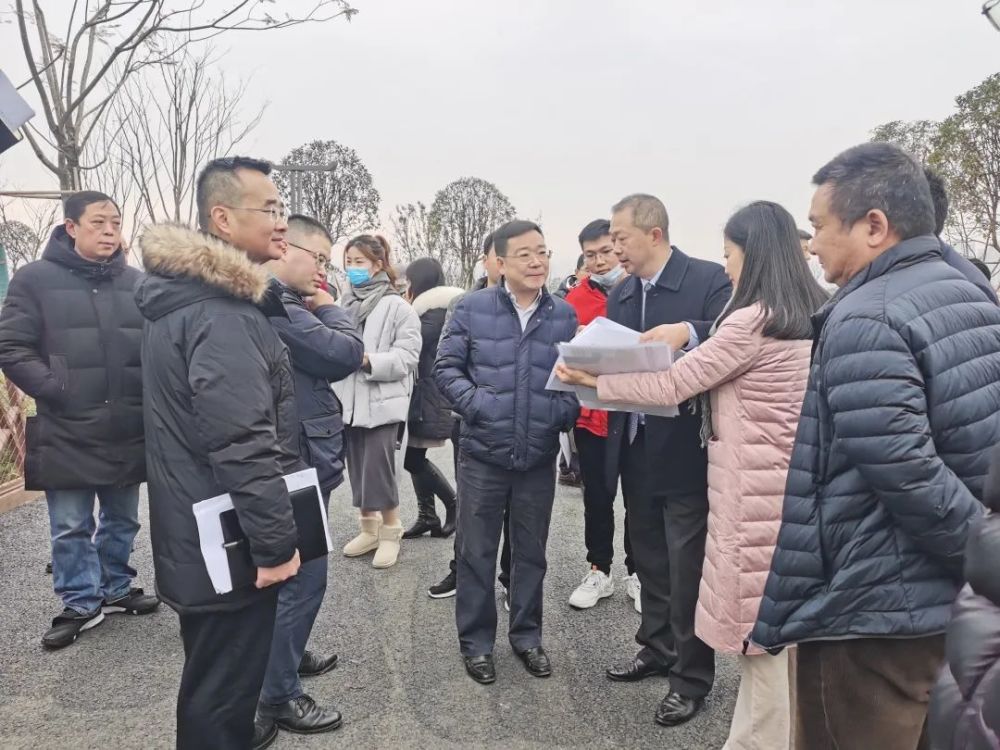 12月30日上午,龙泉驿区委常委,龙泉驿区人民政府副区长周振华带队到