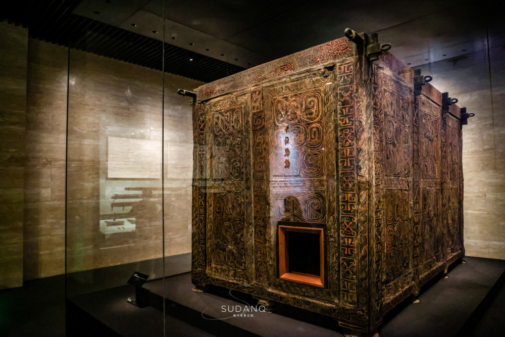 重约9吨的大棺材里躺着一个史无记载的国君陪葬品震惊世界