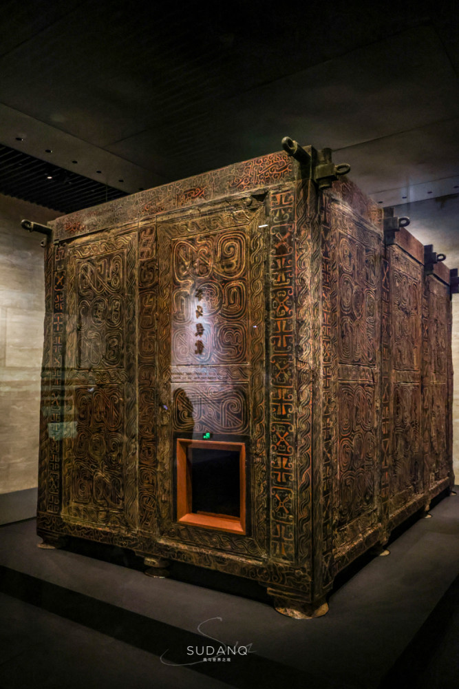 那么就是,墓主人曾侯乙所在的棺椁.